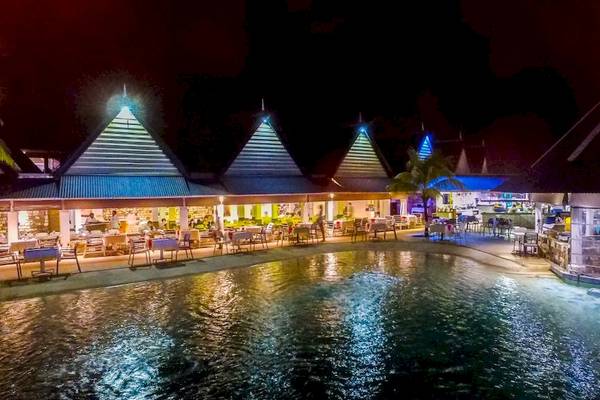 Anelia Resort & Spa Nachtansicht mit beleuchteten Gebäuden und Tischen am Wasser