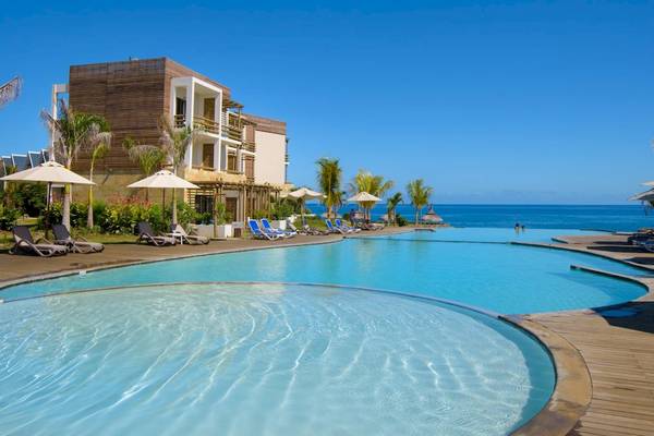 Außenpool des Anelia Resort & Spa mit Blick auf den Ozean und Sonnenliegen