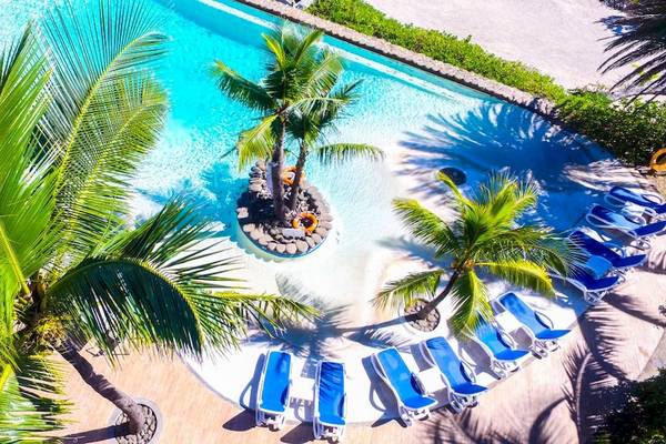 Anelia Resort & Spa Pool aus der Luft mit Palmen und Sonnenliegen