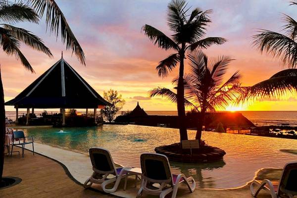 Anelia Resort & Spa mit Pool und Sonnenuntergang am Meer