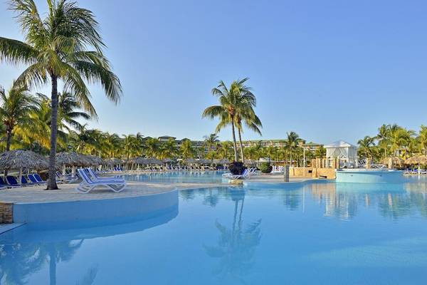 Außenpool des Melia Las Antillas Hotels mit Liegestühlen und Palmen