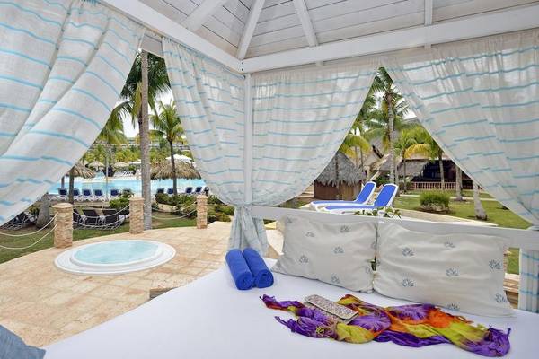 Außenbereich der Melia Las Antillas Suite mit Whirlpool und Pool im Hintergrund.