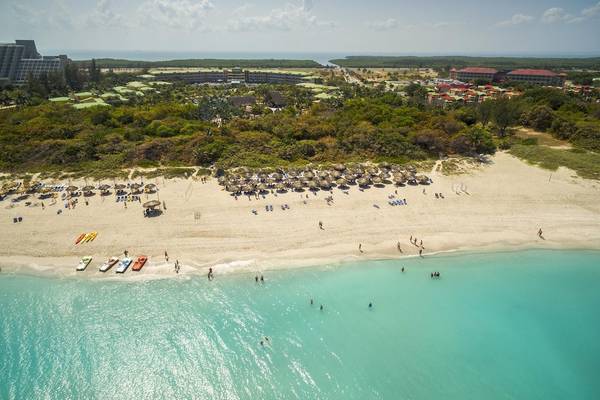 Luftaufnahme des Melia Las Antillas Resorts mit Strand, Wassersport und Hotelgebäuden