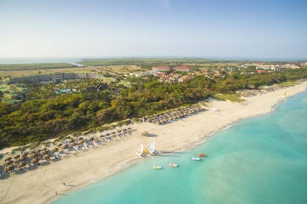 Flugaufnahme des Melia Las Antillas Hotels mit Strand, Palmen und Wassersportbooten