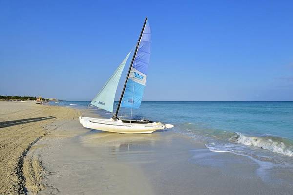 Segelboot am Strand des Melia Las Antillas Hotels, klares Wasser und blauer Himmel