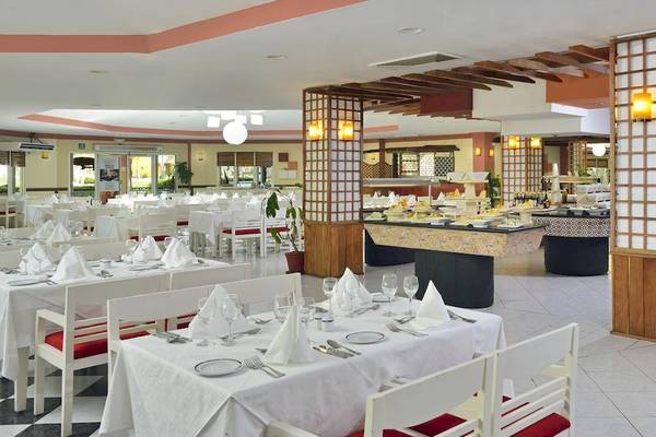 Innenansicht des Restaurants des Melia Las Antillas Hotels mit vielen Tischen und Stühlen, Tischdecken und Besteck.