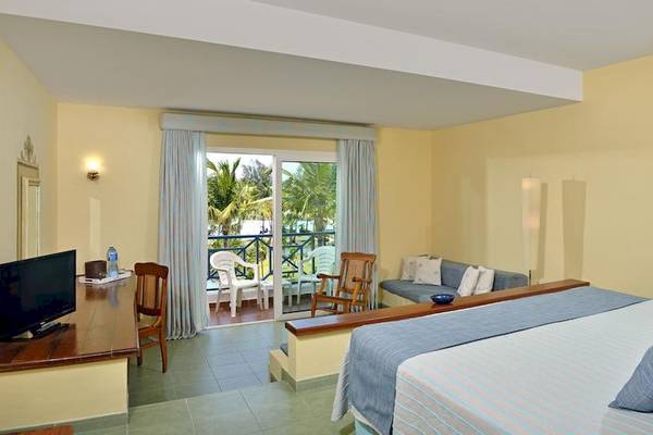 Hotelzimmer im Melia Las Antillas mit Bett, Fernseher und Balkon.