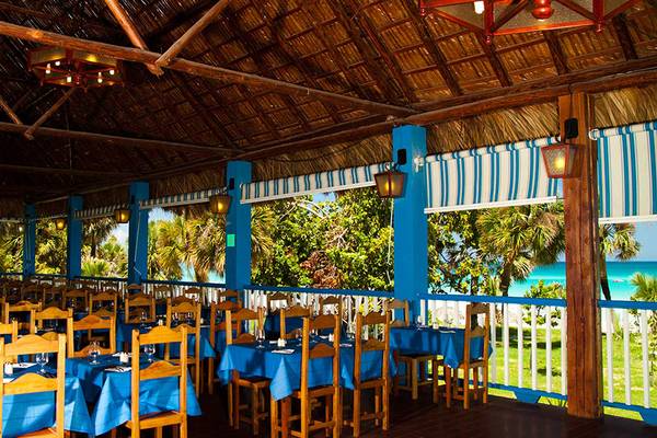 Restaurant im Hotel Occidental Arenas Blancas mit Blick auf das Meer.