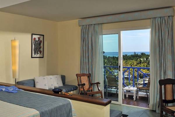 Hotelzimmer im Melia Las Antillas mit Blick auf den Balkon und das Meer.
