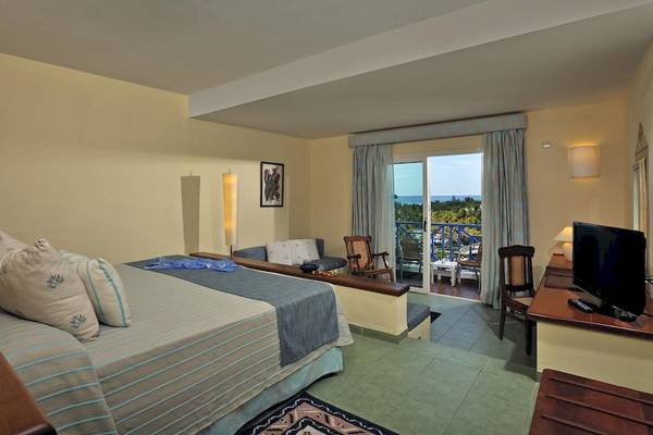 Hotelzimmer des Melia Las Antillas mit Blick auf den Balkon und das Meer.