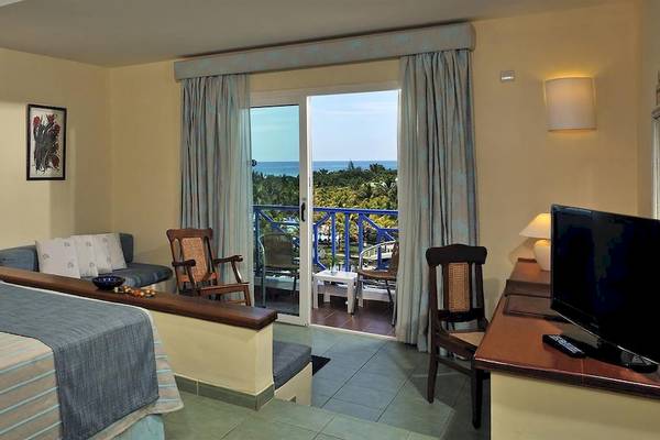 Hotelzimmer im Melia Las Antillas mit Blick auf den Ozean von der Terrasse.