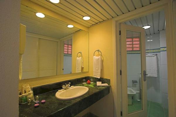 Badezimmer des Melia Las Antillas Hotels mit Waschbecken, Spiegel und Toilette