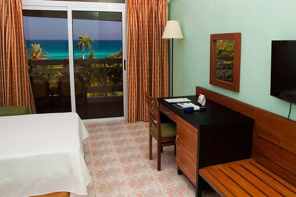 Zimmer im Occidental Arenas Blancas Hotel mit Meerblick, Schreibtisch und Fernseher