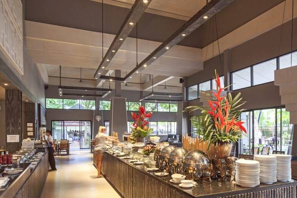 Buffetbereich im Beyond Resort Khao Lak mit serviertem Essen und Dekoration.