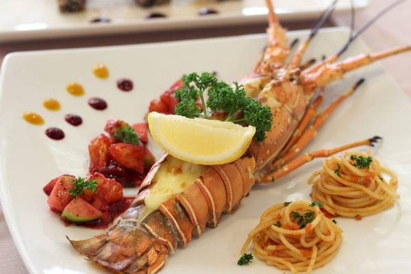 Hummergericht mit Spaghetti und Tomaten auf einem weißen Teller im Beyond Resort Khao Lak.
