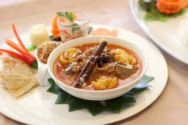 Ein Gericht im Beyond Resort Khao Lak, bestehend aus Suppe, Reis und Beilagen.