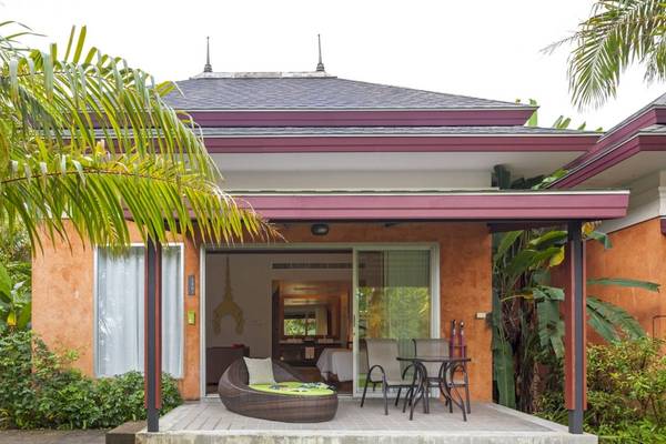 Villa des Beyond Resorts Khao Lak mit Außenbereich, Tisch und Stühlen.