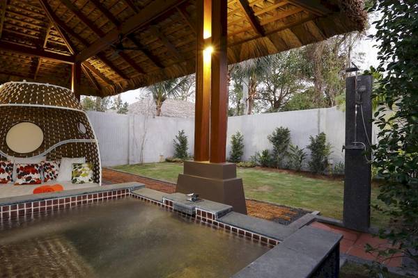 Privater Pool mit Bett im Freien im Beyond Resort Khao Lak