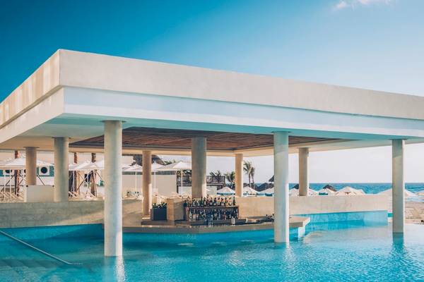 Poolbar im Coral Level des Iberostar Selection Cancun mit Blick auf den Strand