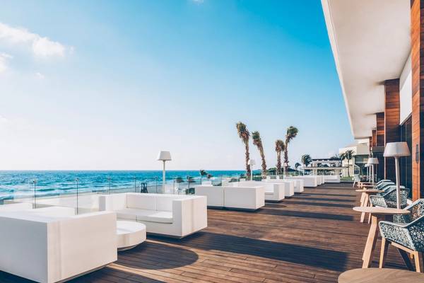 Außenterrasse des Coral Level at Iberostar Selection Cancun mit Blick auf den Ozean