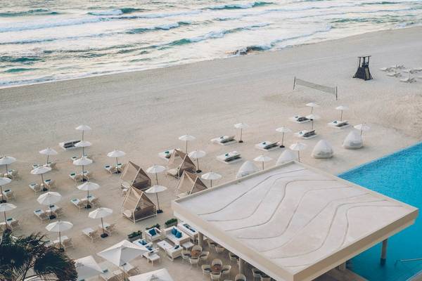 Luftaufnahme des Coral Level at Iberostar Selection Cancun Strand mit Pool und Sonnenliegen.