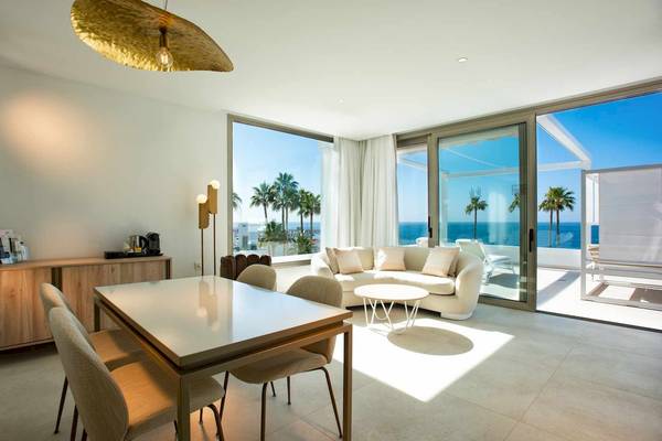 Innenraum des Guayarmina Princess Hotels mit Blick auf das Meer und Palmen