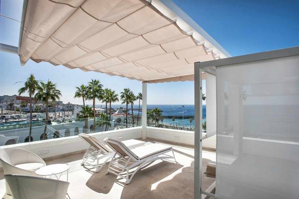 Aussicht vom Balkon des Guayarmina Princess Hotels mit Loungemöbeln und Meerblick.