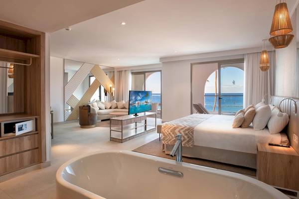 Suite im Guayarmina Princess Hotel mit Blick auf das Meer und ein modernes Interieur.