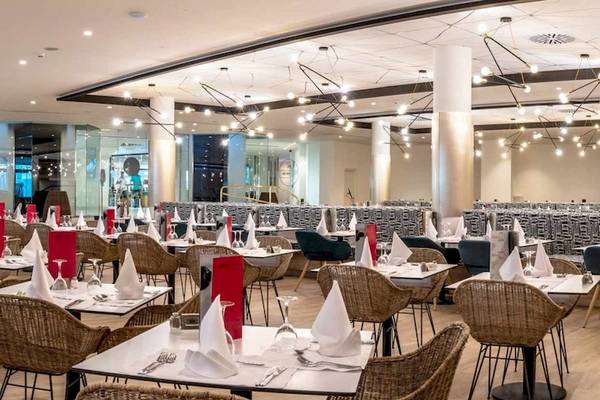 Restaurant im Guayarmina Princess Hotel mit gedeckten Tischen und Stühlen.