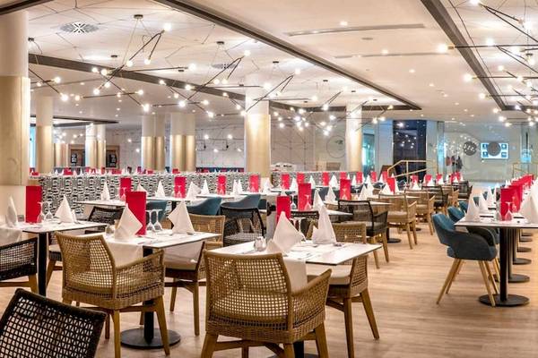 Das Restaurant des Guayarmina Princess Hotels mit gedeckten Tischen und dekorierten Stühlen.