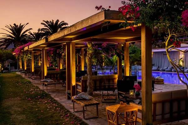 Außenbereich des Ipanema Lounge im Alion Beach Hotel mit Beleuchtung und Sitzgelegenheiten.