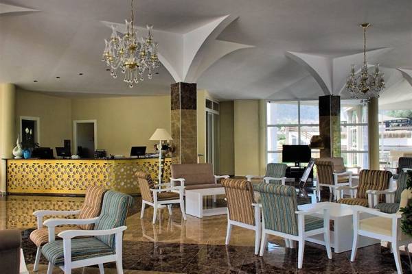 Lobby des Sahra Su Holiday Village & Spa mit Sitzbereich, Empfangstresen und Kronleuchtern