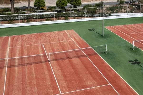 Tennisplatz im Alion Beach Hotel mit zwei Feldern und Beleuchtung.