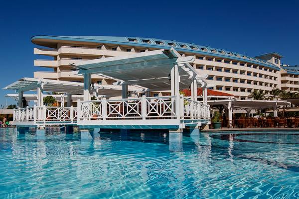 Außenpool des Crystal Admiral Resort Suites & Spa mit weißen Pavillons