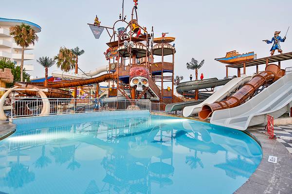 Wasserpark Pirateninsel im Crystal Admiral Resort mit Rutschen und Piratenfiguren.