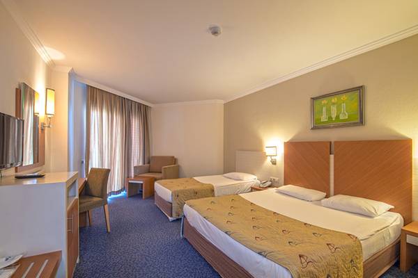 Zwei Betten in einem Hotelzimmer des Crystal Admiral Resort Suites & Spa.
