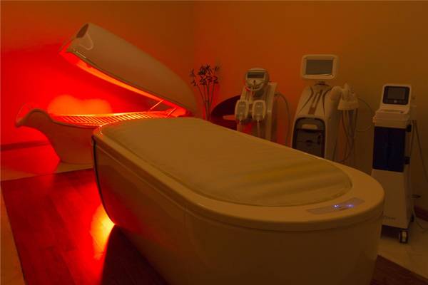 Sauna-Behandlungsraum im Maxx Royal Belek Golf Resort mit roter Beleuchtung.