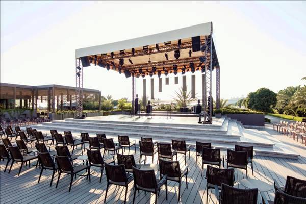 Außenbühne im Maxx Royal Belek Golf Resort mit Sitzreihen und einer Bühne.