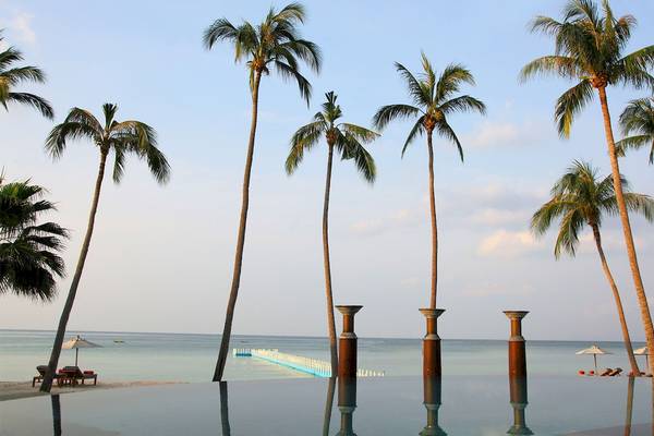 Pool im Mai Samui Beach Resort mit Palmen und Blick aufs Meer