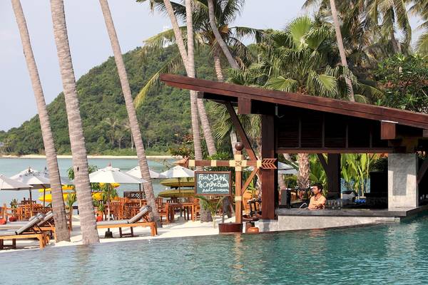 Poolbar im Mai Samui Beach Resort mit Blick auf den Strand und Palmen