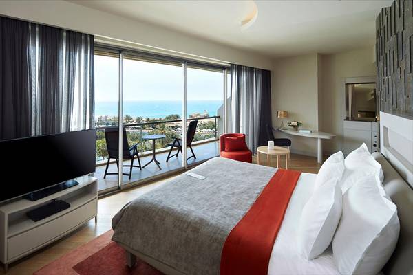 Hotelzimmer des Maxx Royal Belek Golf Resort mit Blick auf das Meer.