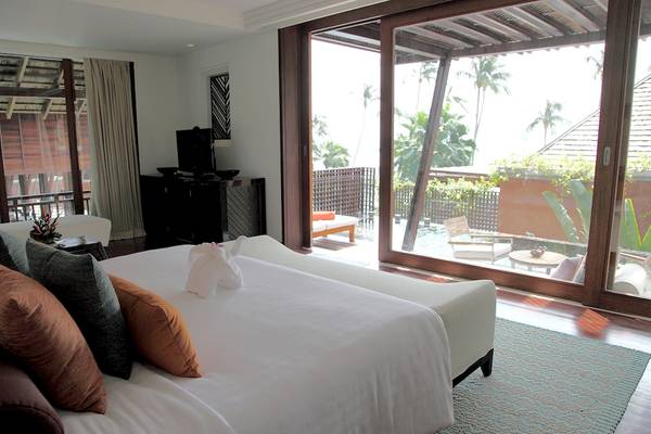 Hotelzimmer im Mai Samui Beach Resort & Spa mit Blick auf einen Garten und eine Terrasse.