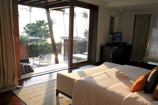 Doppelbett mit Aussicht auf den Strand im Mai Samui Beach Resort & Spa.