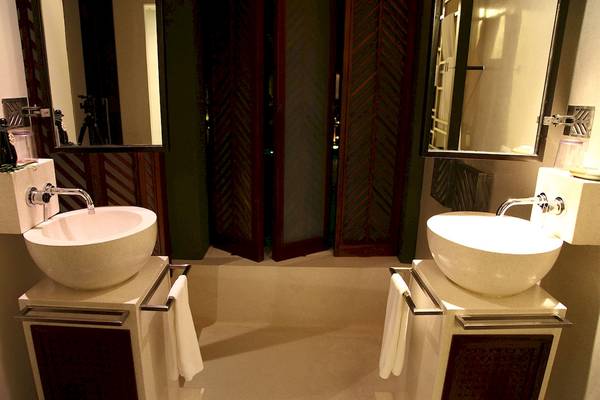 Zwei Waschbecken im Badezimmer des Mai Samui Beach Resort & Spa
