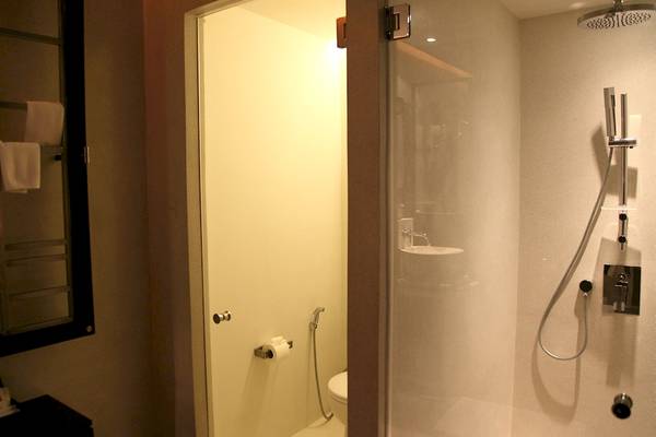 Badezimmer im Mai Samui Beach Resort & Spa mit Dusche und Toilette