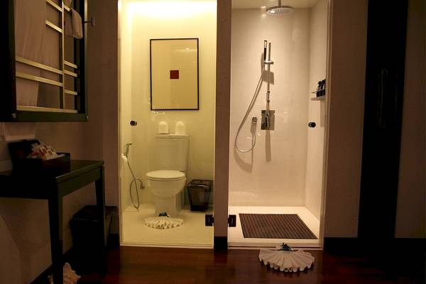 Badezimmer im Mai Samui Beach Resort & Spa mit Toilette und Dusche.