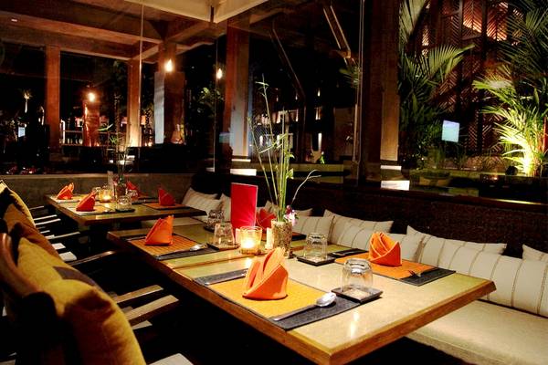 Innenbereich des Restaurants im Mai Samui Beach Resort & Spa mit gedeckten Tischen und Dekorationen.