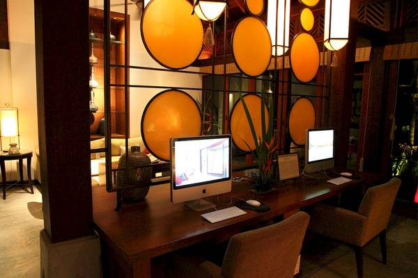Arbeitsplatz im Hotel Mai Samui Beach Resort & Spa mit Computern und Möbeln.