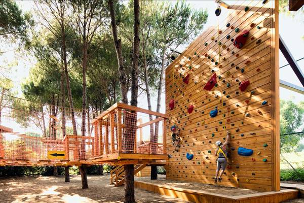 Kletterwand im Maxx Royal Belek Golf Resort mit Teilnehmern, die die Wand erklimmen.