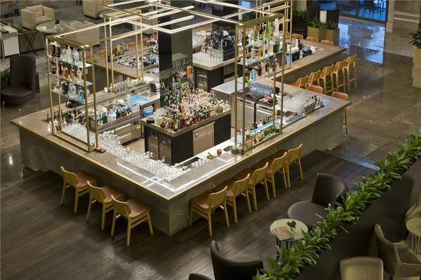 Barbereich des Maxx Royal Belek Golf Resorts mit goldenen Gestellen und vielen Getränken.